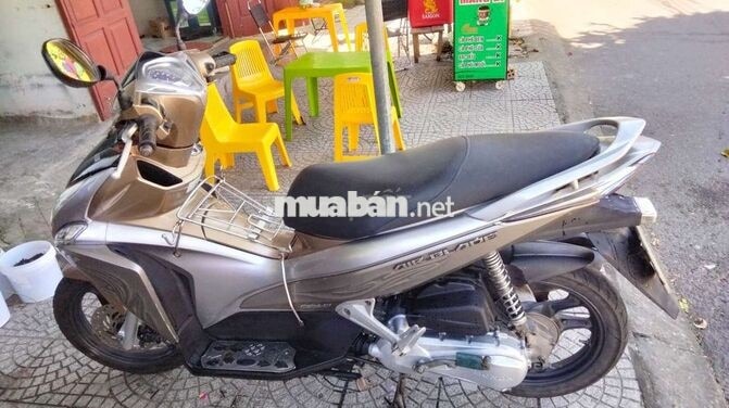Honda Air Blade màu vàng đồng