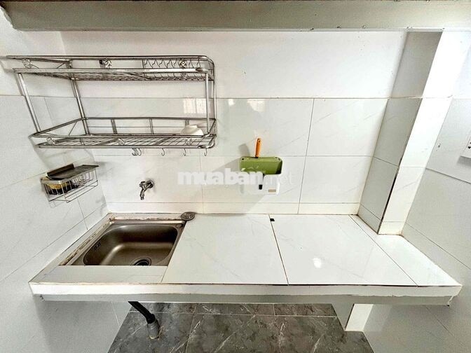 PHÒNG CÓ BAN CÔNG GÁC CAO ĐỨNG ĐƯỢC ĐI BỘ TỚI UFM KCX GẦN TDT NTT PMH