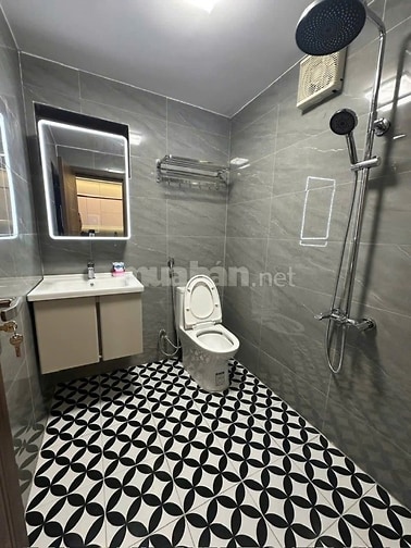 Bán căn hộ chung cư mặt phố Thanh Nhàn Full nội thất đẹp giá 5.5 tỷ.