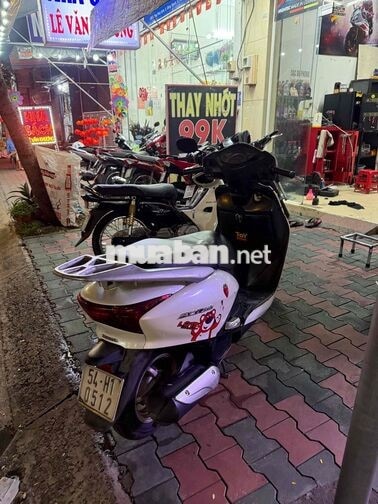 Honda SCR màu trắng