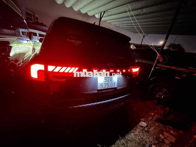 Ford Everest 2022 Ambient 7 chỗ Đen