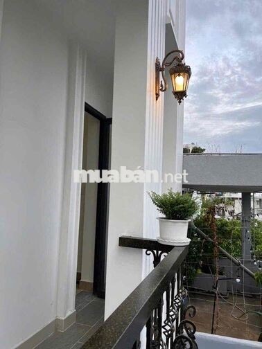 phòng ngủ ban công ngay bệnh viện Thống Nhất
