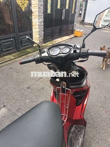 Xe máy màu đỏ đen