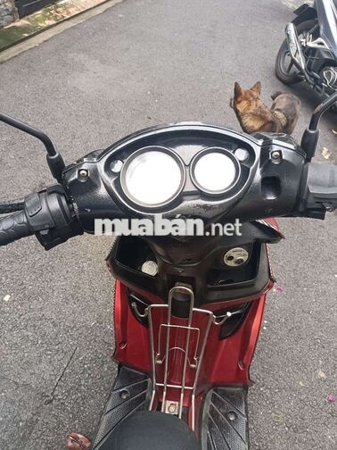 Xe máy màu đỏ đen