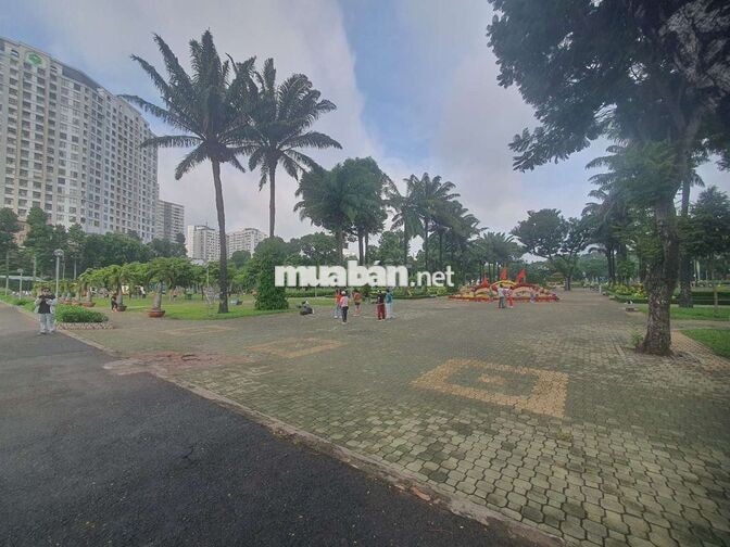 Cần pass phòng ban công sát Công Viên Gia Định