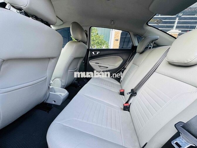 Ford Fiesta Titanium Trắng 5 chỗ