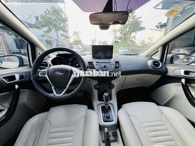 Ford Fiesta Titanium Trắng 5 chỗ