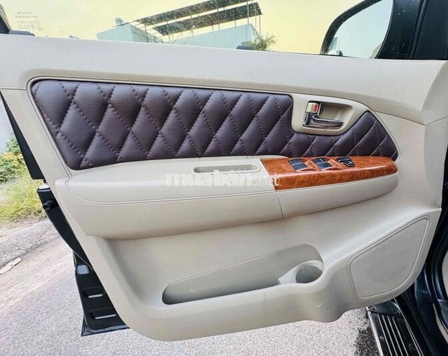 Toyota Fortuner 2011 V 7 chỗ Đen