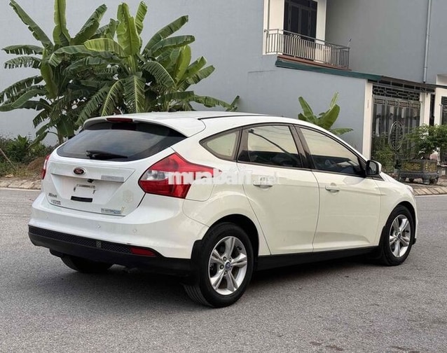 Ford Focus 5 chỗ Tự động màu Trắng