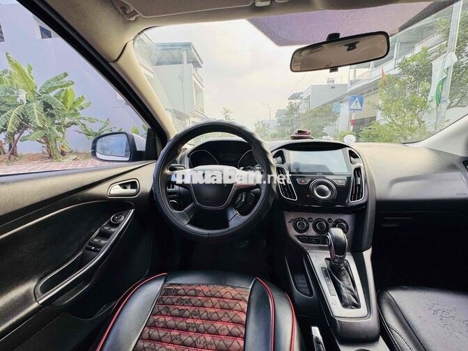 Ford Focus 5 chỗ Tự động màu Trắng