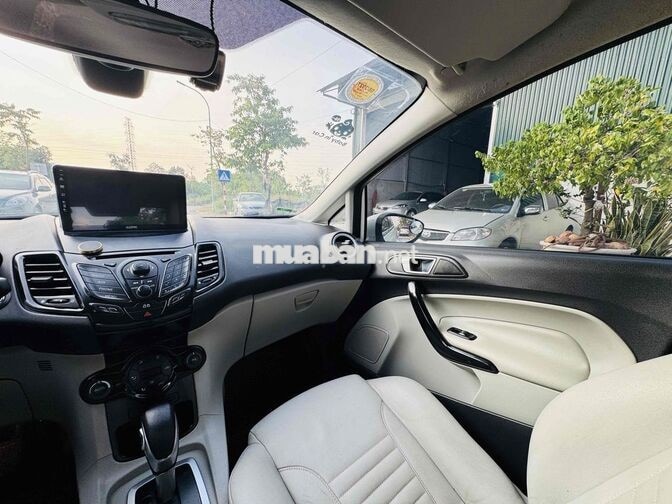 Ford Fiesta Titanium Trắng 5 chỗ