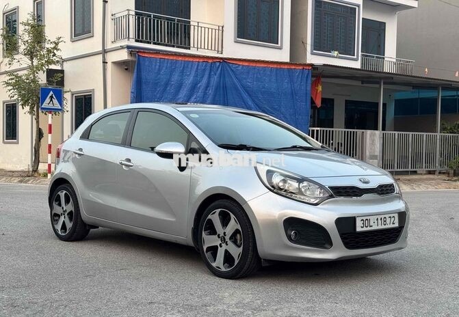 Kia Rio Hatchback Bạc 5 chỗ Tự động