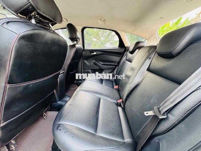 Ford Focus 5 chỗ Tự động màu Trắng