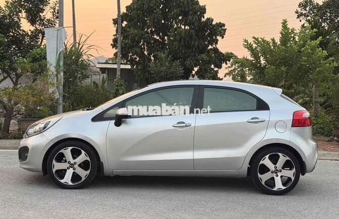 Kia Rio Hatchback Bạc 5 chỗ Tự động