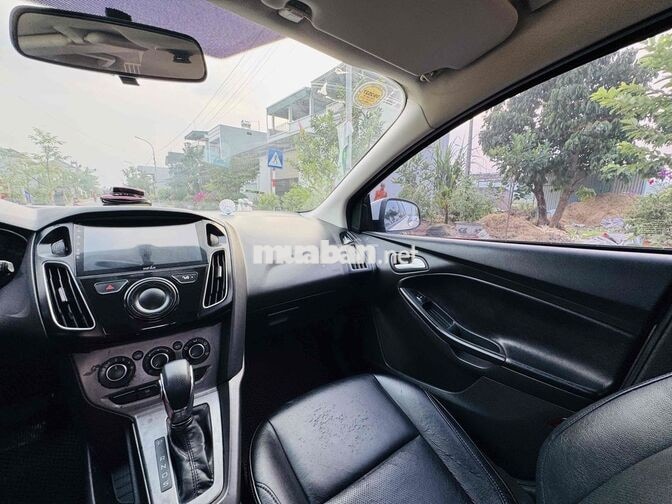 Ford Focus 5 chỗ Tự động màu Trắng
