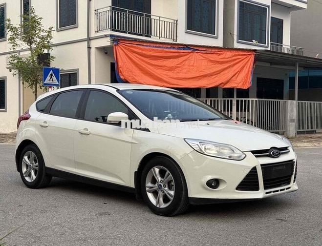 Ford Focus 5 chỗ Tự động màu Trắng