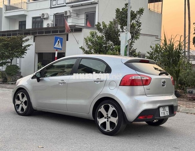 Kia Rio Hatchback Bạc 5 chỗ Tự động