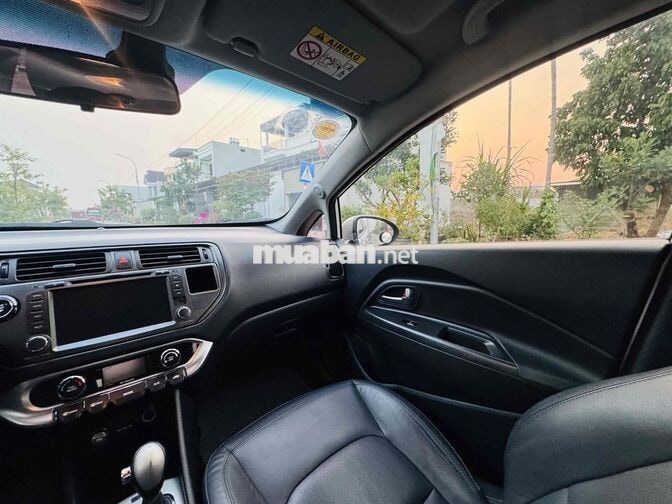Kia Rio Hatchback Bạc 5 chỗ Tự động