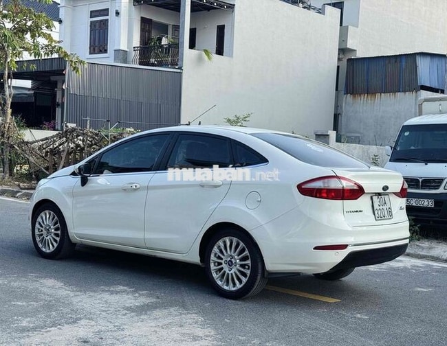 Ford Fiesta Titanium Trắng 5 chỗ