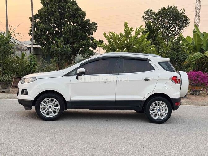 Ford EcoSport Titanium Trắng 5 chỗ