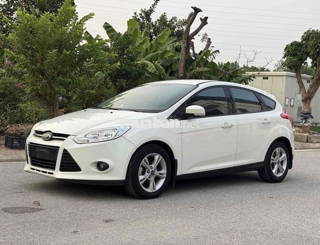 Ford Focus 5 chỗ Tự động màu Trắng