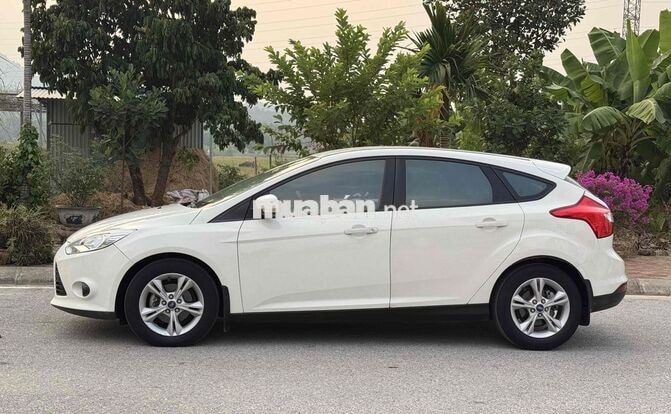 Ford Focus 5 chỗ Tự động màu Trắng