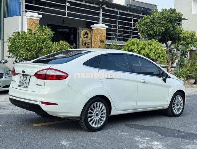 Ford Fiesta Titanium Trắng 5 chỗ