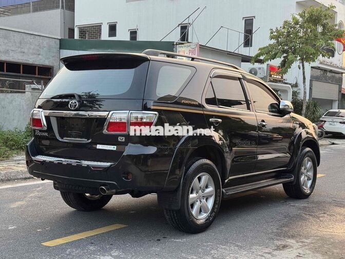 Toyota Fortuner 2011 V 7 chỗ Đen