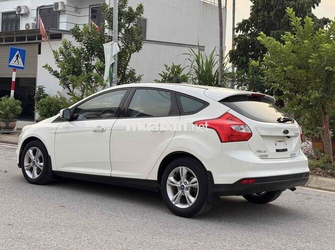 Ford Focus 5 chỗ Tự động màu Trắng