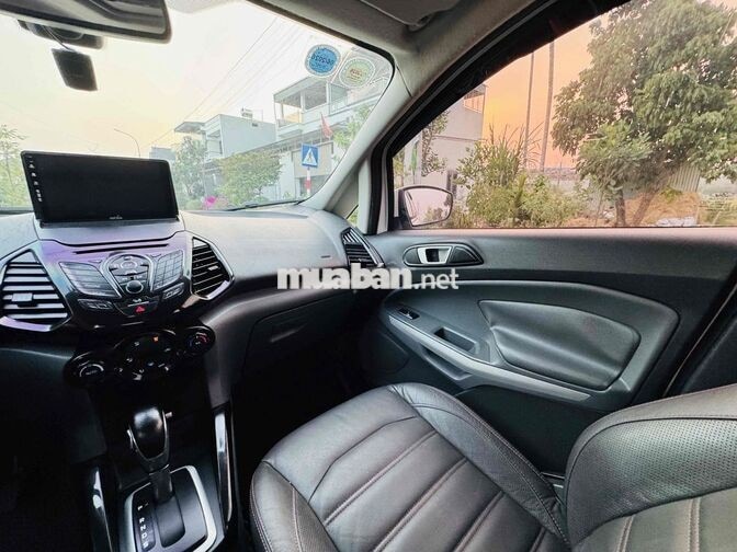 Ford EcoSport Titanium Trắng 5 chỗ