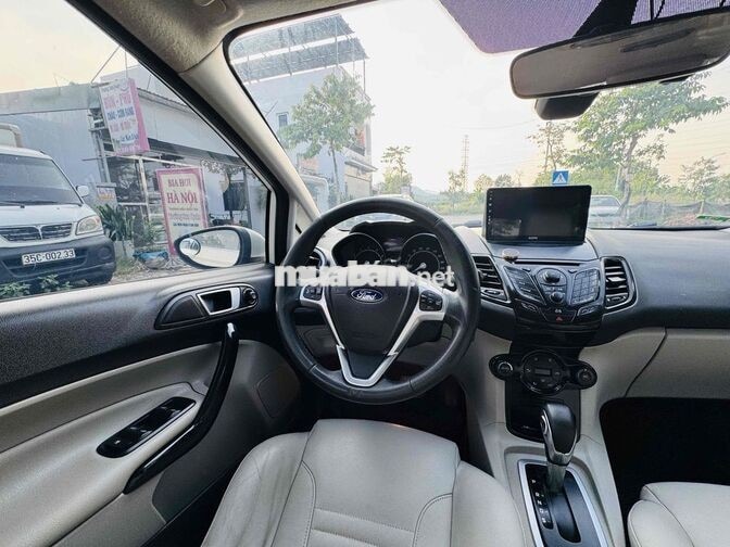 Ford Fiesta Titanium Trắng 5 chỗ