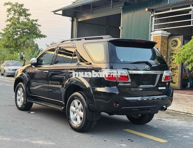 Toyota Fortuner 2011 V 7 chỗ Đen