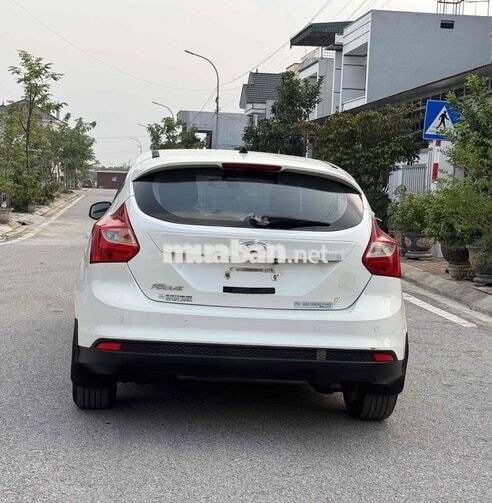 Ford Focus 5 chỗ Tự động màu Trắng
