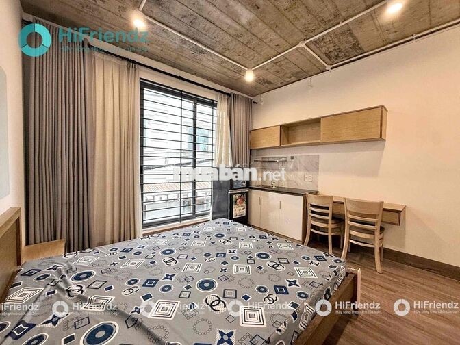 STUDIO CỬA SỔ KÍNH TRÀN SÁNG PHONG CÁCH CỔ ĐIỂN NGAY KHU SÂN BAY