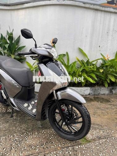 Honda SH 150 xám titan