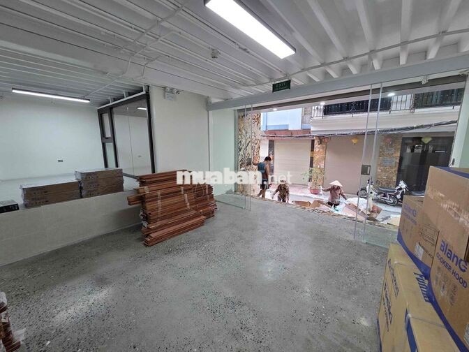 Tầng 1 (MBKD, VP) -  Vũ Ngọc Phan, Láng Hạ 180m2 sử dụng 140m2 giá 2