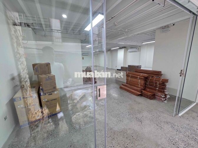 Tầng 1 (MBKD, VP) -  Vũ Ngọc Phan, Láng Hạ 180m2 sử dụng 140m2 giá 2