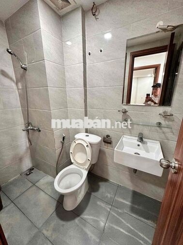 Cho thuê căn 2 phòng ngủ trống có 2 máy lạnh