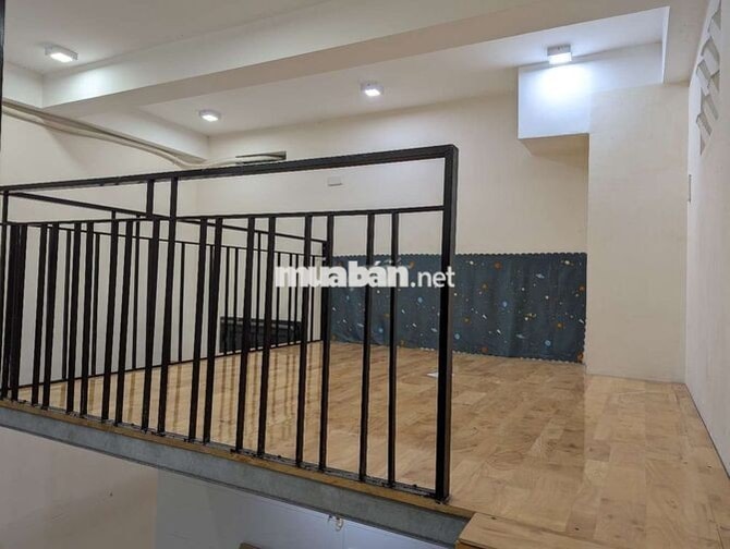 Phòng trọ Bình Thạnh có ban công, cửa sổ thoáng mát, WC riêng