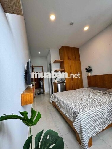 CHO THUÊ STUDIO FULL NỘI THẤT BAN CÔNG RỘNG 20m2 gần Văn Lang Cơ Sở 3