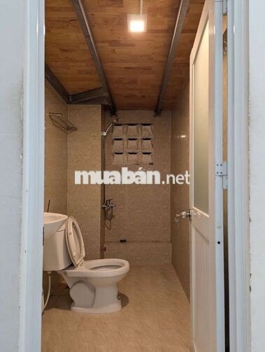 Phòng trọ Bình Thạnh có ban công, cửa sổ thoáng mát, WC riêng