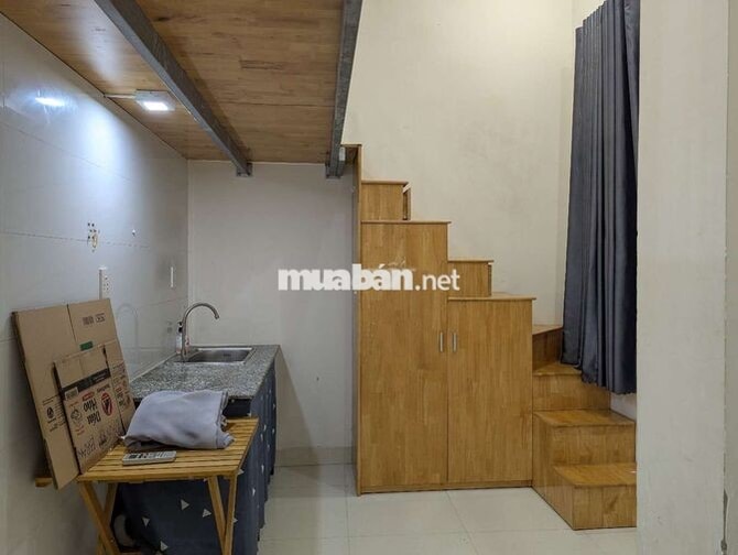 Phòng trọ Bình Thạnh có ban công, cửa sổ thoáng mát, WC riêng