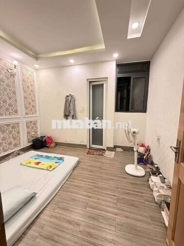 NHÀ 4 LẦU CÓ NỘI THẤT 4PN 5WC XE HƠI NGỦ TRONG NHÀ