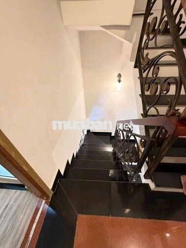 NHÀ 4 LẦU CÓ NỘI THẤT 4PN 5WC XE HƠI NGỦ TRONG NHÀ