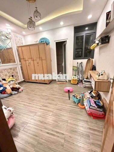 NHÀ 4 LẦU CÓ NỘI THẤT 4PN 5WC XE HƠI NGỦ TRONG NHÀ