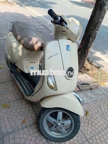 Piaggio Vespa LX màu Kem