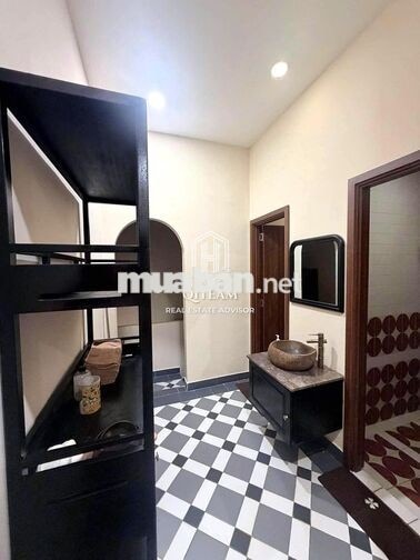Sang Spa 19 Đặng Tất, Q1. Dt: 8x25m, Kc: trệt 2 lầu. Gía: 110tr/th