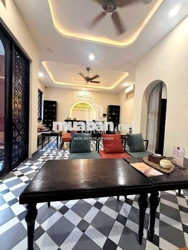 Sang Spa 19 Đặng Tất, Q1. Dt: 8x25m, Kc: trệt 2 lầu. Gía: 110tr/th