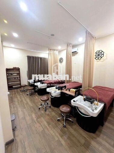 Sang Spa 19 Đặng Tất, Q1. Dt: 8x25m, Kc: trệt 2 lầu. Gía: 110tr/th