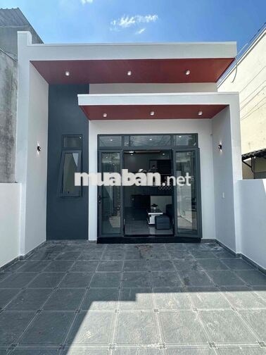 Nhà cấp 4 hiện đại 2pn 1wc sân oto ngay chợ trường